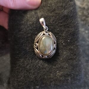 Elegant Silver Pendant with Labradorite Solitaire Stone